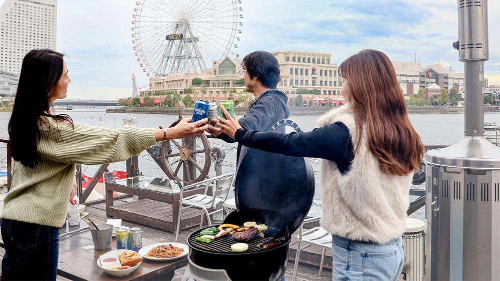 BBQで乾杯するイメージ